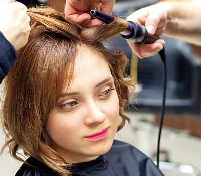 How to curl short hair with a wand