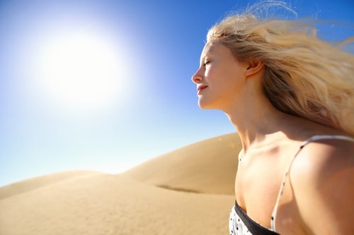 woman with blonde hair under the desert sun – Curling Diva